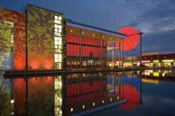 位于德國萊比錫的Nova Eventis商場的燈光每年隨著季節的變換而調節。整套照明的最大亮點是這座12米高的發光球體,由寶克力LED系列產品制成