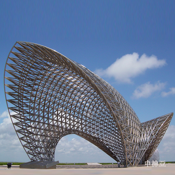 《司南魚》 長48.8m 高13m 不銹鋼 設計：晉松、周密 2006年 位于上海南匯嘴觀海公園