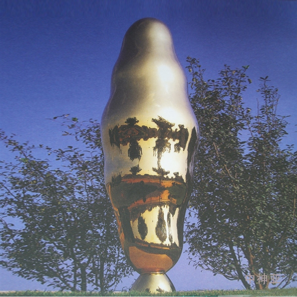 《站立的云》高3m 不銹鋼鍍鈦 設計：隋建國 2002年 位于山東煙臺福山區