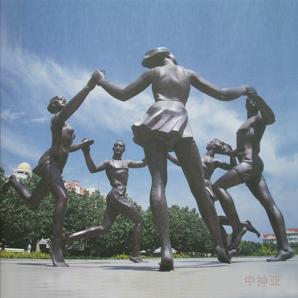 《舞》高3.5m 鍛銅 設(shè)計(jì)：王偉、于凡、王未 2002年 位于山東煙臺(tái)福山區(qū)