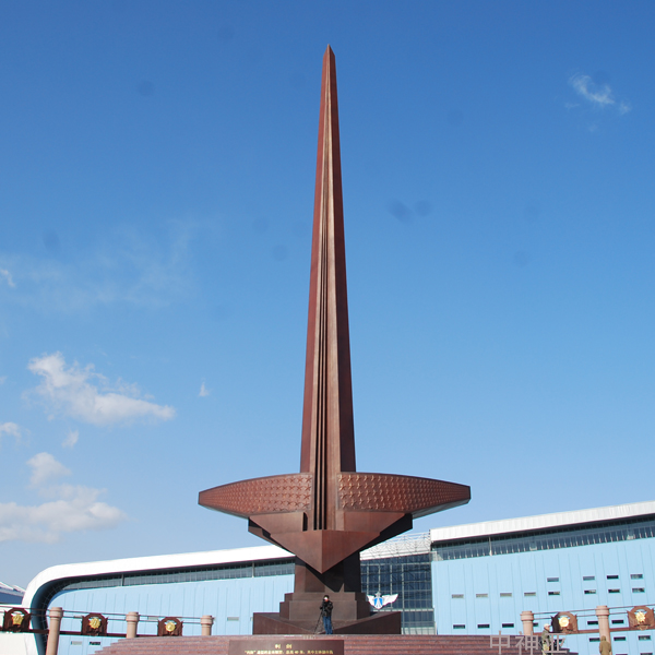 《利劍》高38m 鋼結(jié)構(gòu)、鍛銅 設(shè)計(jì)：張宇彤、趙福生 2009年 位于北京航空博物館