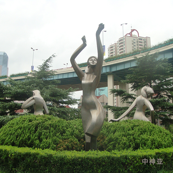 《嬉水少女》 高3m 不銹鋼 設計：徐侃 1984年 位于上海虹橋開發(fā)區(qū)中山西路和延安西路綠地,是國內第一座不銹鋼雕塑